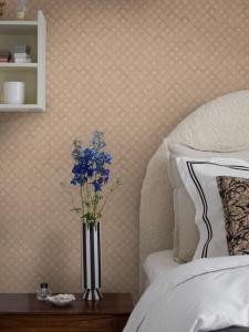 Tapet Birgit, Swedish Grace, art deco mönster, romerska arkader, beige, aprikos och ljus terrakotta