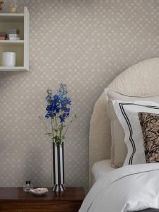 Tapet Birgit, Swedish Grace, art deco mönster, romerska arkader, greige