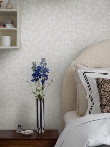 Tapet Birgit, Swedish Grace, art deco mönster, romerska arkader, vit skimrande