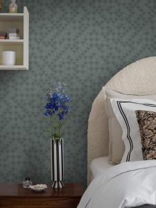 Tapet Birgit, Swedish Grace, art deco mönster, romerska arkader, grön