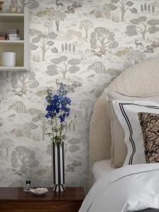 Tapet Diana, Swedish Grace, rådjur skog och vatten, grå, beige, brun