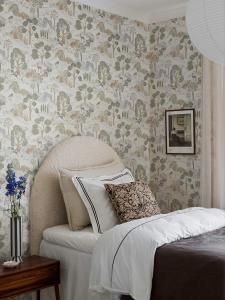 Tapet Diana, Swedish Grace, rådjur skog och vatten, grön, brun, grå