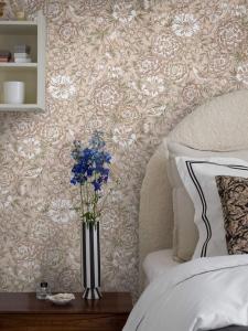 Tapet Dagmar, Swedish Grace, fåglar och blommor, svagt rosa, olivgrön