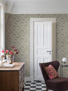 Tapet Sophia, Swedish Grace, Ginkoblad, grön och beige med guldskimmer