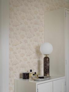 Tapet Sophia, Swedish Grace, Ginkoblad, rosa och aprikos med guldskimmer