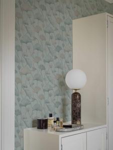 Tapet Sophia, Swedish Grace, Ginkoblad, blå, turkos och grå med silverskimmer