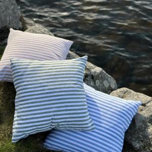 Kuddfodral MELKER, återvunnet material, smalrandig i offwhite och grönt