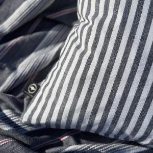 Kuddfodral MELKER, återvunnet material, smalrandig i offwhite och marinblått