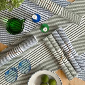 Löpare ISA, vävd randig duk/bordslöpare i klassisk stil, recycle i gråblå och vitt