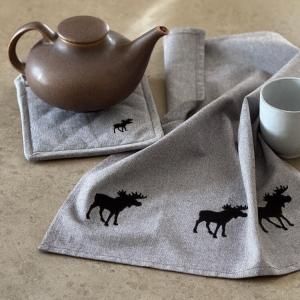 Kökshandduk HELGE, med tre broderade älgar, återvunnen bomull i ljusbrunt