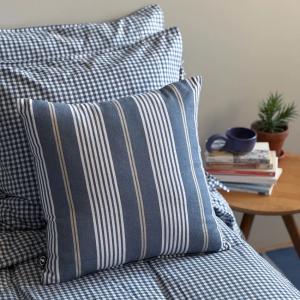 Kuddfodral HAMPUS, återvunnet material, randig i marin stil i gråblått, offwhite och beige