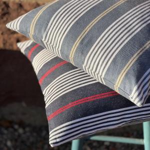 Kuddfodral HAMPUS, återvunnet material, randig i marin stil i marinblått, offwhite och röd