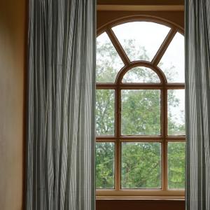 Gardinlängd HAMPUS återvunnet material, klassiskt randig. Olivgrön/linne