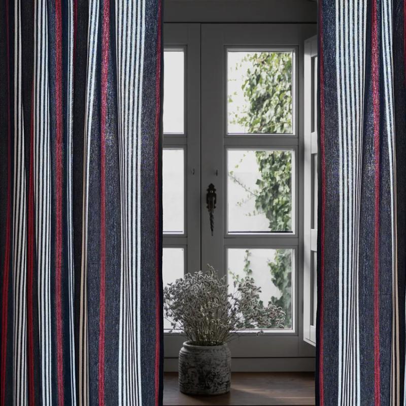 Gardinlängd HAMPUS, återvunnet material, randig i marin stil i marinblått, offwhite och rött