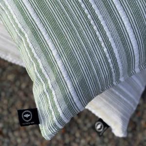 Kuddfodral EBBA, återvunnet material, vävt randigt i grönt och offwhite