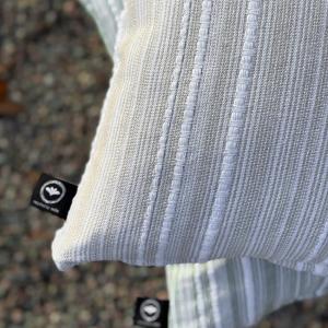 Kuddfodral EBBA, återvunnet material, vävt randigt i linnefärg och offwhite