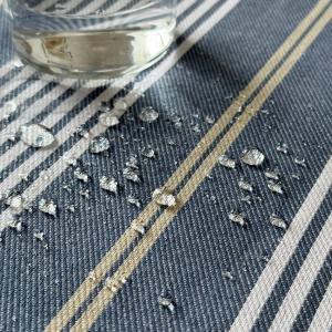 Avtorkningsbar duk HAMPUS, randig i marin stil i gråblått, offwhite och beige i återvunnet material