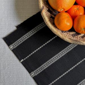 Löpare HERMAN i svart med tvinnade linnefärgade ränder, stl 33x240cm
