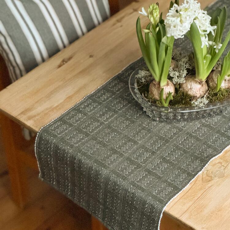Bordslöpare VIGGO med fiskbensmönster i rutor i olivgrönt och linnefärg, stl. 33x120cm