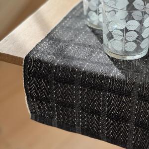 Bordslöpare VIGGO med fiskbensmönster i rutor i svart och linnefärg, stl. 33x120cm