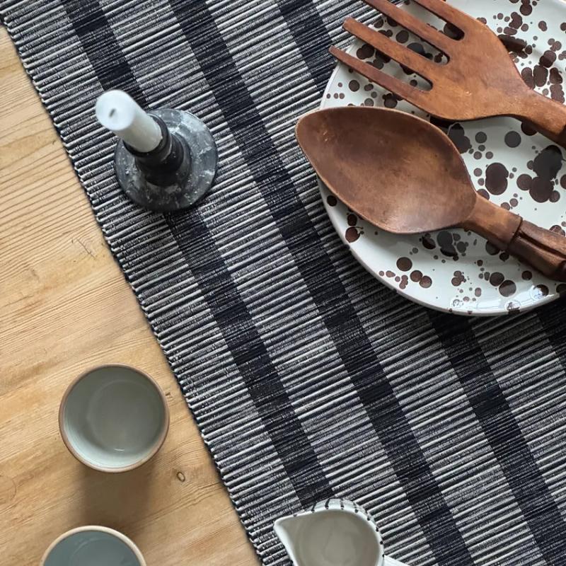Löpare MINNA randig i svart och linnefärgat melerat garn
