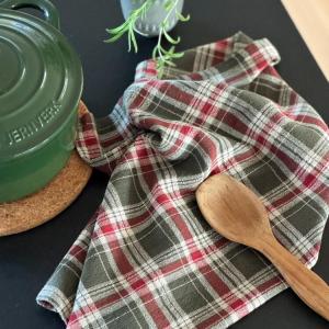 Kökshandduk VIVI med skotsktrutigt, tartan mönster i olivgrönt, rött och linnefärg