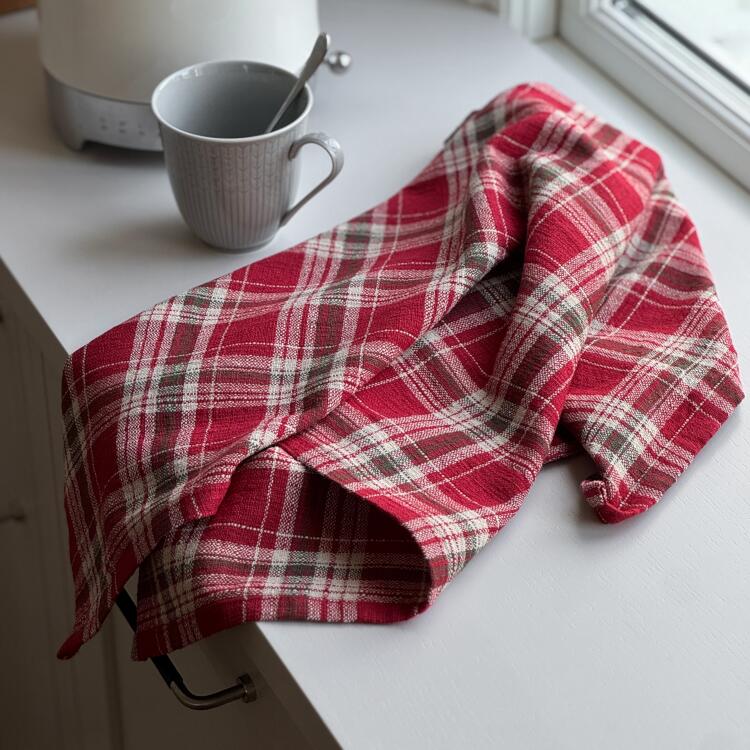 Kökshandduk VIVI med skotsktrutigt, tartan mönster i rött, olivgrönt och linnefärg