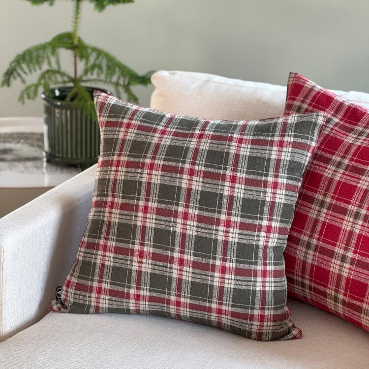 Kuddfodral VIVI med skotsktrutigt, tartan mönster i olivgrönt, rött och linnefärg