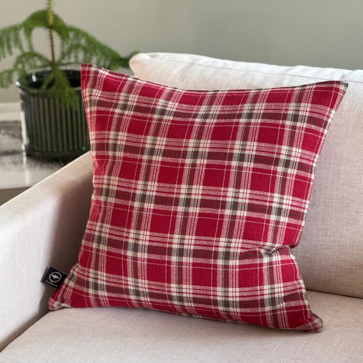 Kuddfodral VIVI med skotsktrutigt, tartan mönster i rött, olivgrönt och linnefärg