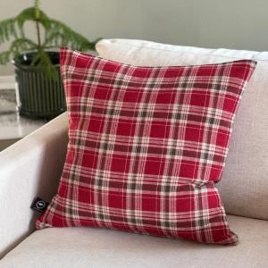 Kuddfodral VIVI med skotsktrutigt, tartan mönster i rött, olivgrönt och linnefärg