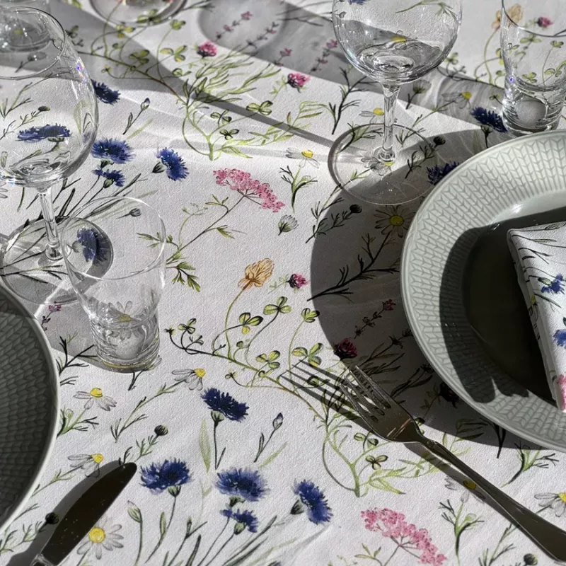 Fyrkantig Duk HILMA, i återvunnet material med sommarblommor i blått, rosa, gult och vitt