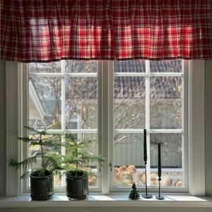 Gardinkappa VIVI med skotsktrutigt, tartan mönster i rött, olivgrönt och linnefärg