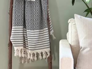 Pläd, filt DIAMOND, vävd med ränder och fiskbensmönster i offwhite och grått