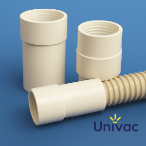 Tre vita PVC-rörkopplingar och en korrugerad slang placerade på en blå bakgrund med Univac-logotypen i hörnet. Professionell produktbild med tydliga detaljer och jämn belysning.​