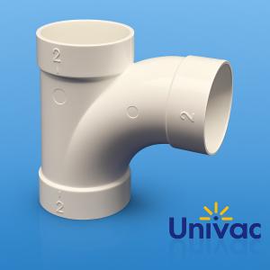 Y-formad vit PVC-förgrening med 90° vinkel, mot blå bakgrund med Univac-logotyp. Används för rördragning i centraldammsugarsystem.