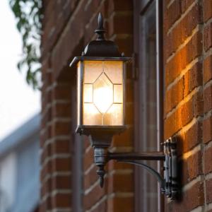 Milano Væglampe E27 230-240V IP43 Sort Konstsmide