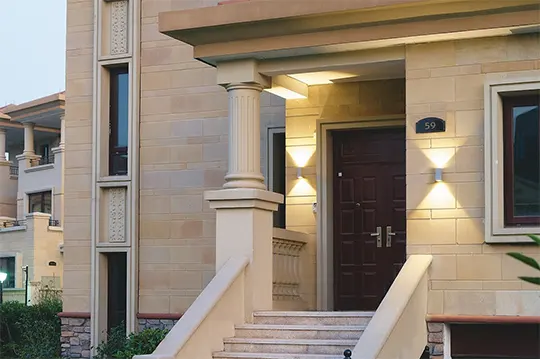 Väggarmatur Ume Silver i aluminium med klart härdat glas. Uppåt- och nedåtriktat ljus. Malmbergs