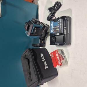 Makita SK700D Multilinjelaser 12V (röd)( demomaskin)+ Batteripaket-på-köpet