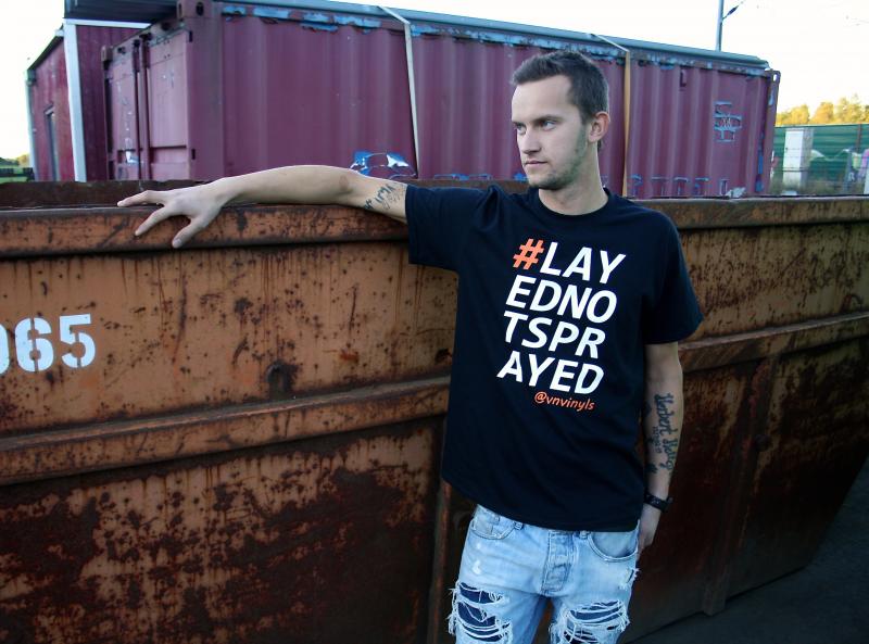 Powered by VN Vinyls, #LAYEDNOTSPRAYED T-Shirt Svart