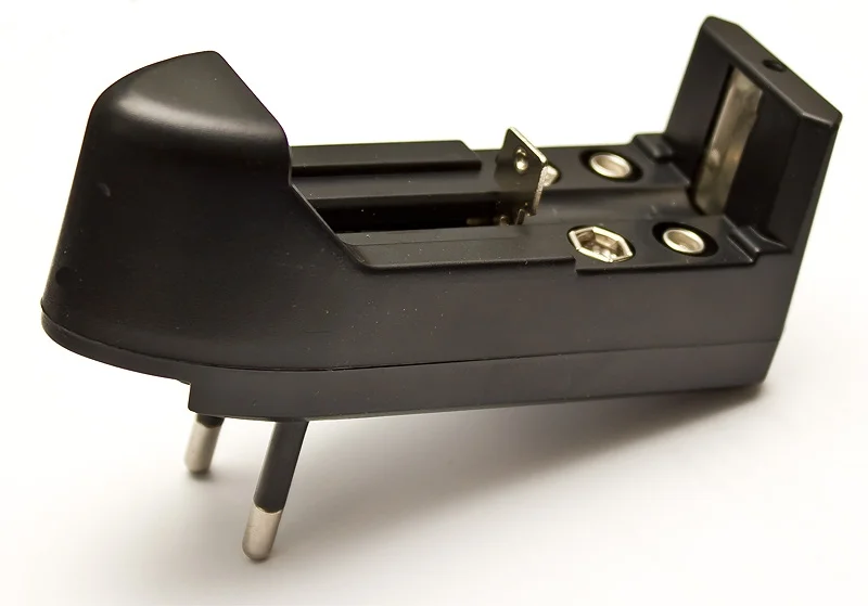 9 V laturi