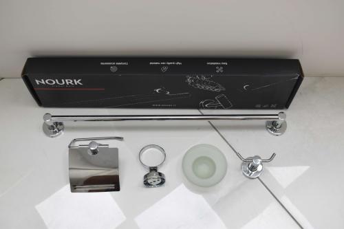 Nourk Badrumsset PEACE polerad krom