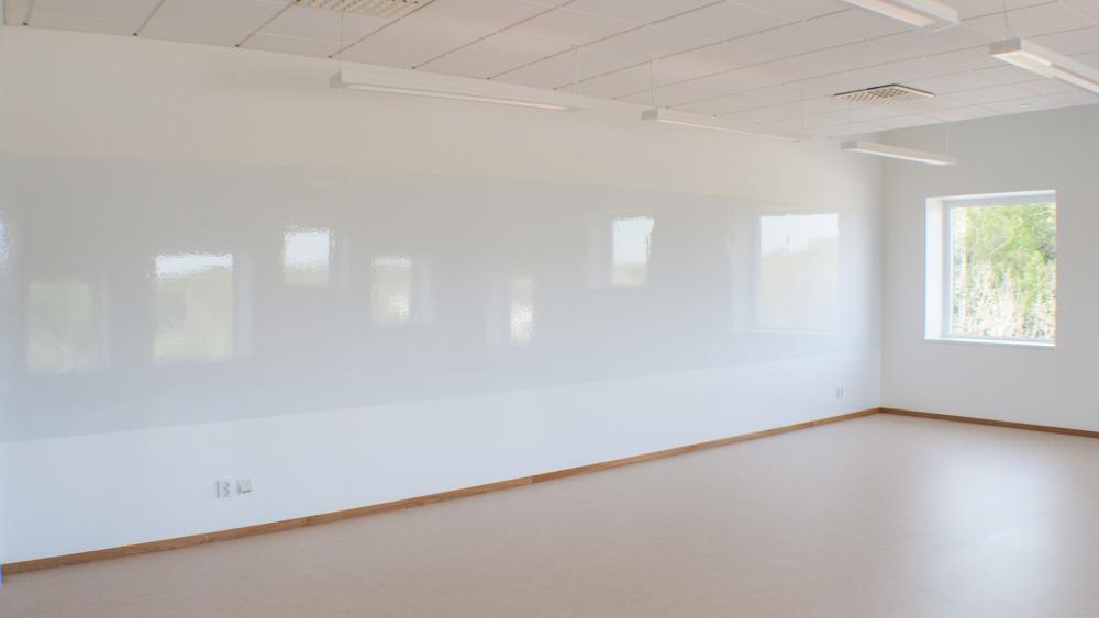 Long whiteboard in glomstaskolan with a window next to it