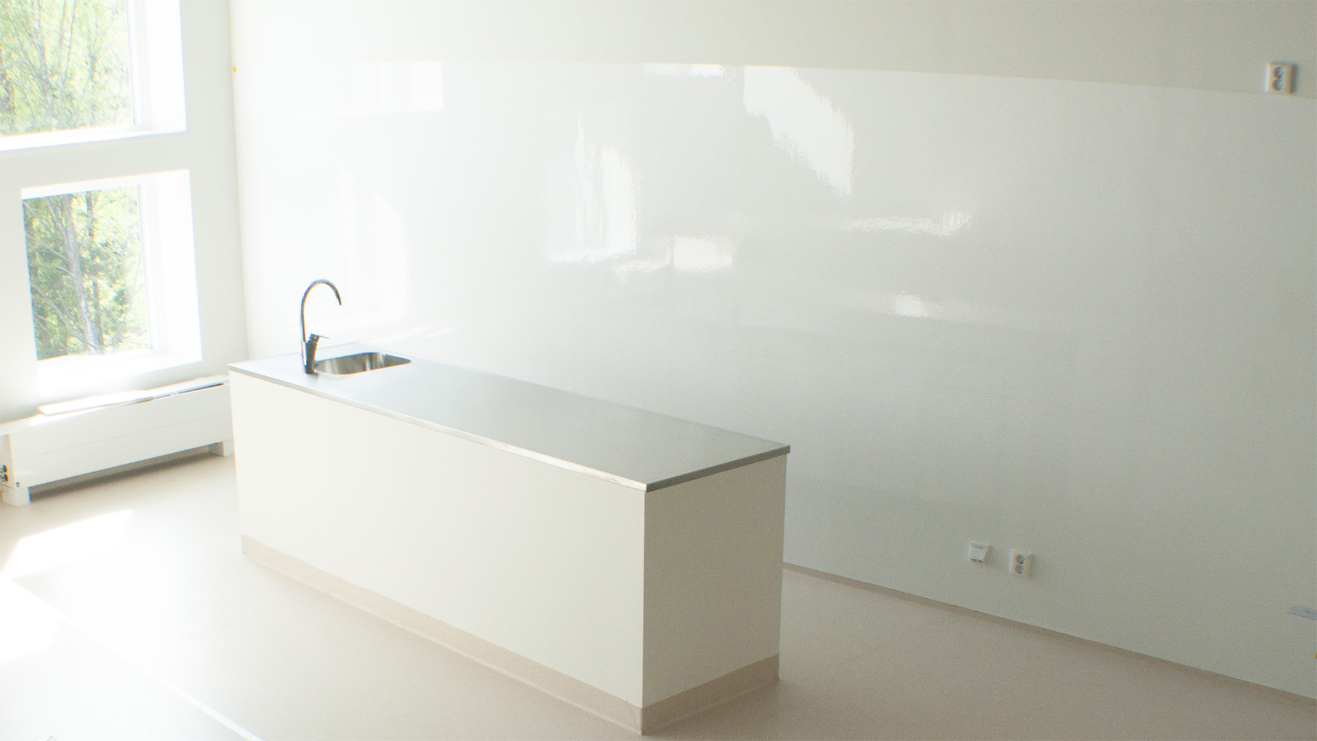 Whiteboard covering one wall in glomstaskolan, example picture