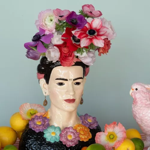 Vas Style Muse Flowers, Flerfärgad, mått 29.3 cm, placerad i rumsmiljö