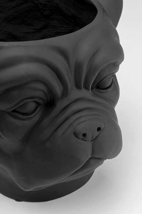 Svart skulptur i form av en bulldogg