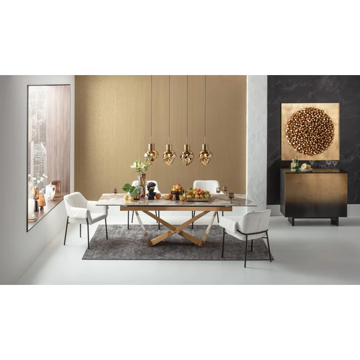 Taklampa Supernova Amber, 120 cm, Guld, mått 160 x 110 x 25 cm, placerad i rumsmiljö