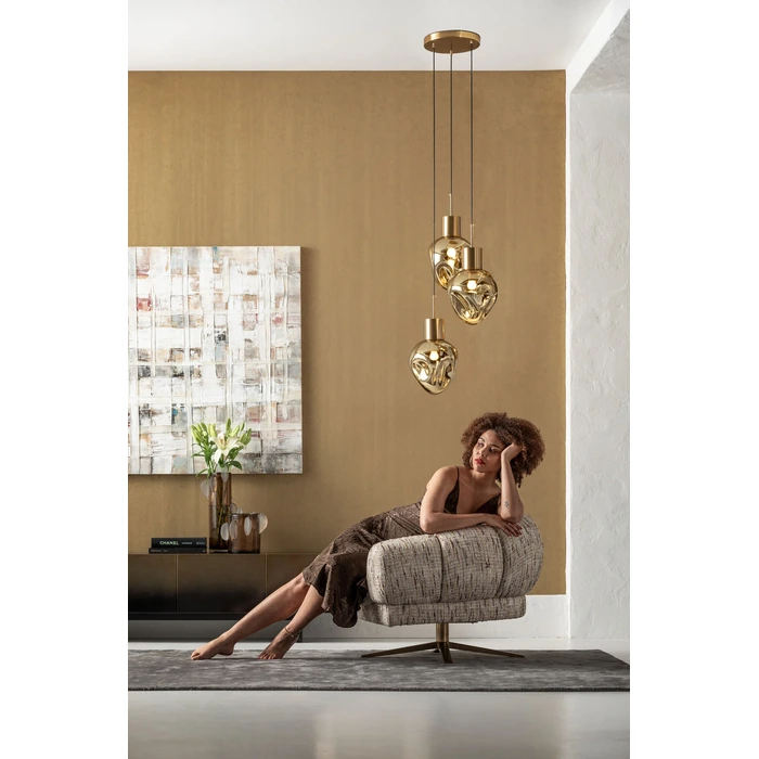 Taklampa Supernova guld, 3 skärmar Ø45 cm, mått 160 x 45 x 45 cm, placerad i rumsmiljö