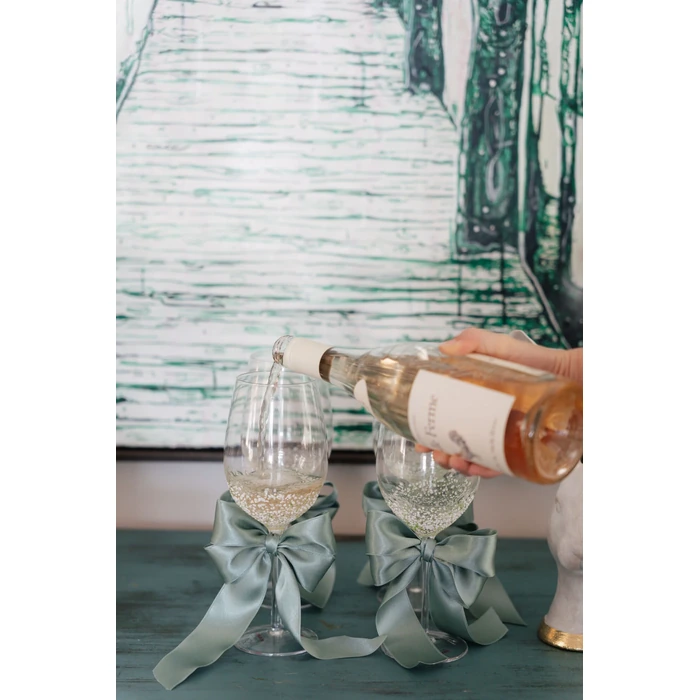 Vinglas Confetti grön, 24 cm, Transparent/Grön, mått 24 x 9 x 9 cm, placerad i rumsmiljö