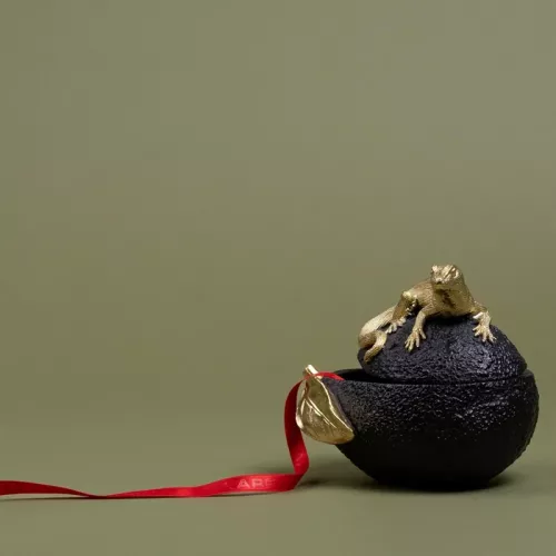 Dekorskrin Avocado Lizard svart 15 cm, Svart/Guld, mått 15 x 16.5 x 11 cm, placerad i rumsmiljö