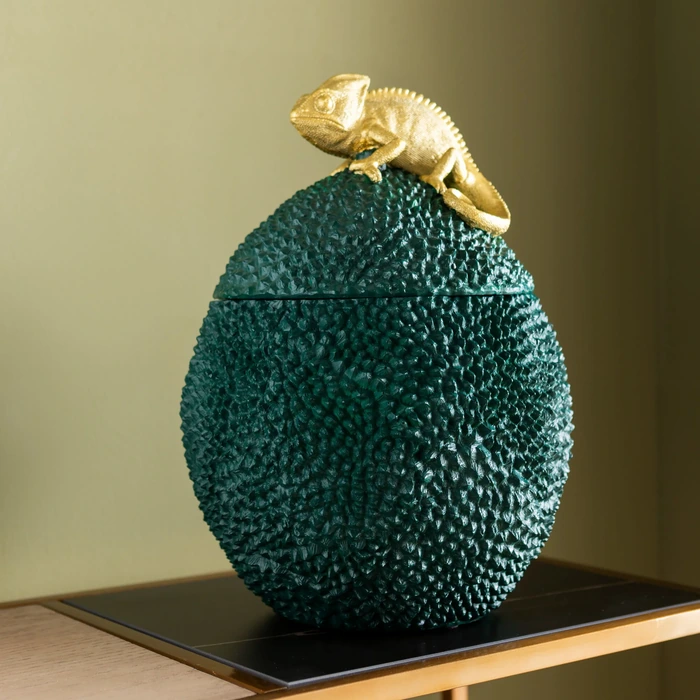 Dekorskrin Jackfruit Chameleon grön 41 cm, Grön/Guld, mått 41 x 26 x 27 cm, placerad i rumsmiljö
